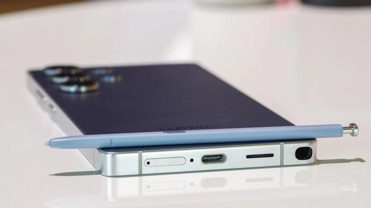 S-Pen di atas Galaxy S25 Ultra