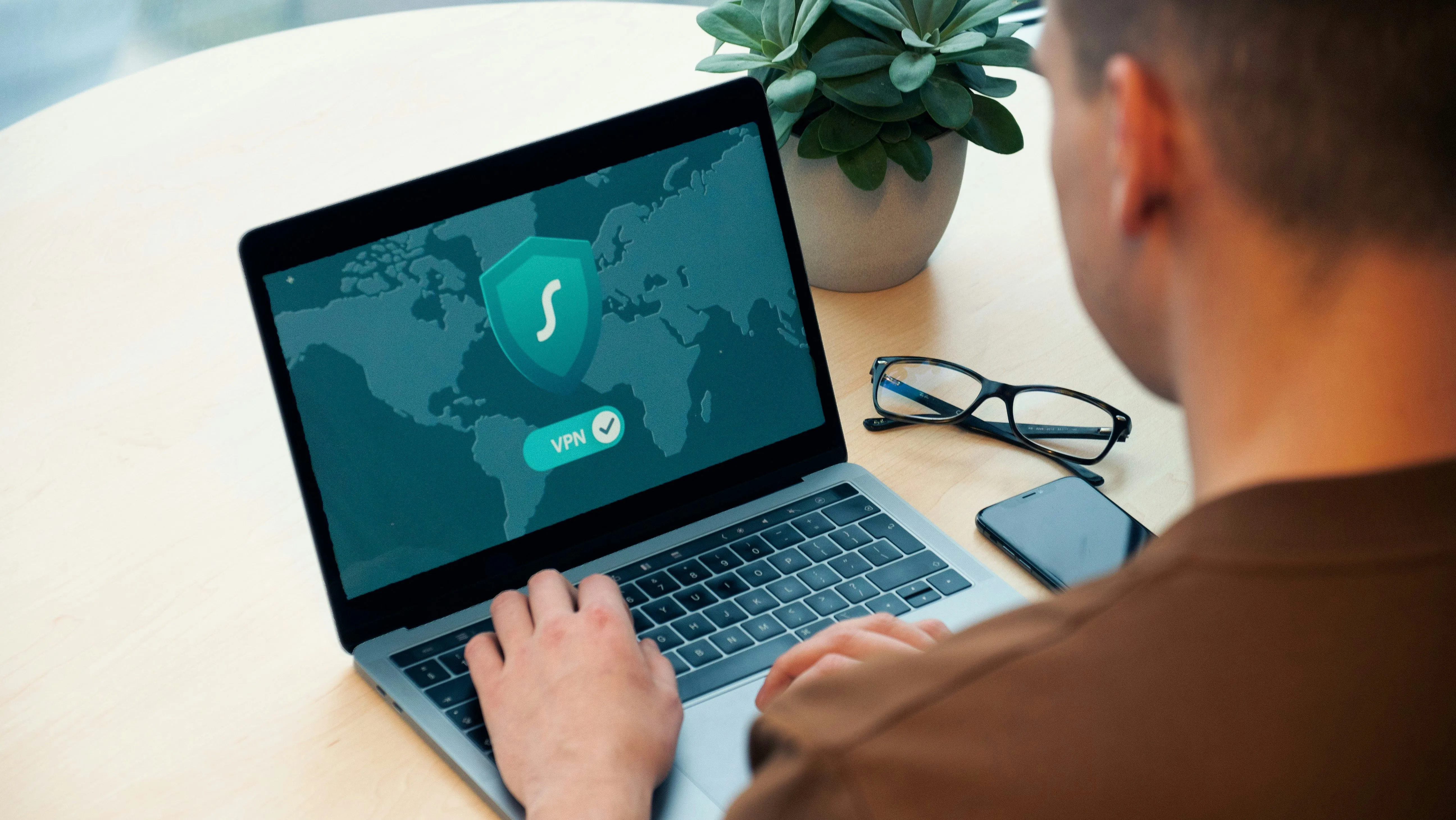 Menggunakan VPN